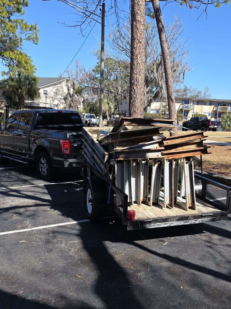 Carga pesada de construcción en trailer arrastrado por pickup