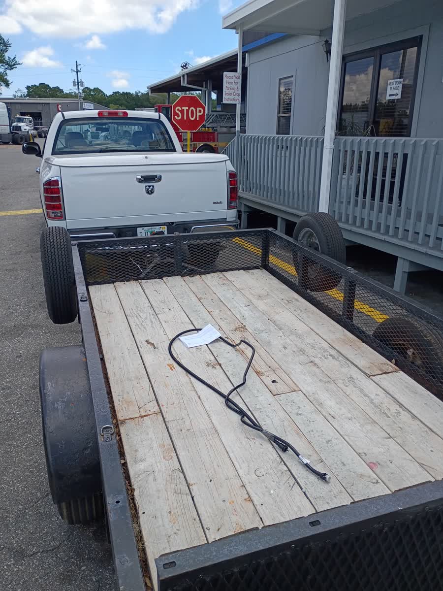 Camioneta pesada con trailer de plataforma