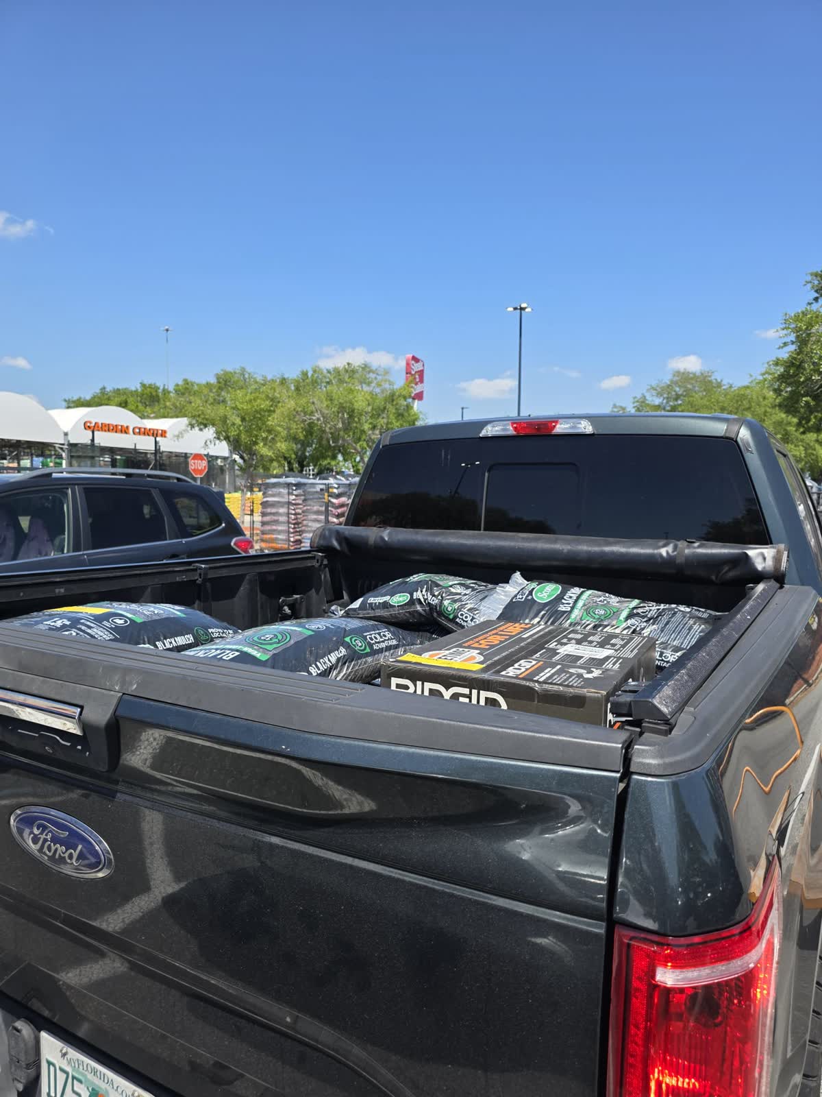 Camioneta cargada con material envuelto para protegerlo