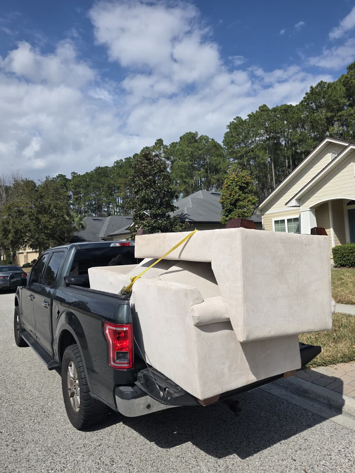 Colchon y caja de mudanza en la camioneta